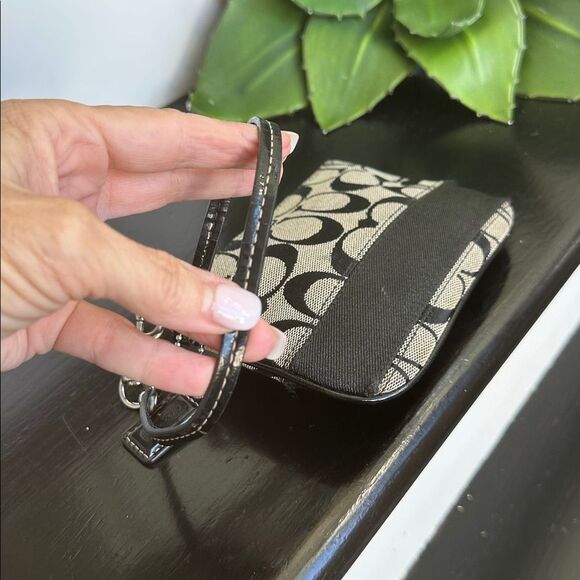 Coach signature canvas, authentic, black and tan wristlet purse with hang tag - Picture 4 of 7